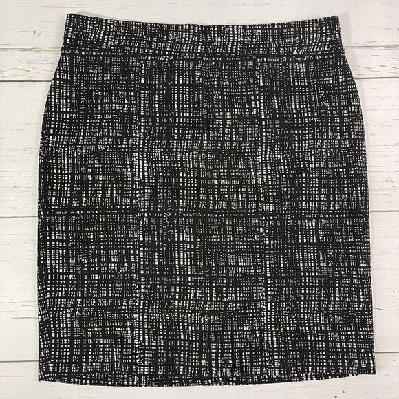 Elegant Black and White Patterned Skirt - Picture 3 of 10